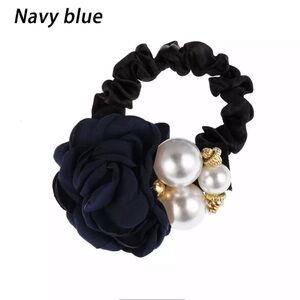 Elegant hair tie with flower and faux Pearls.NWT